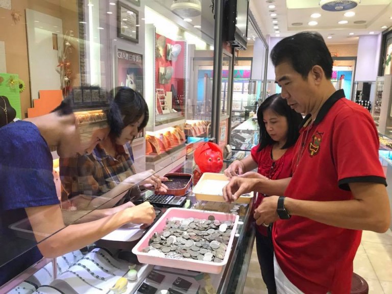 Menabung 2 tahun demi beri kado sang istri, jumlah uangnya mengejutkan