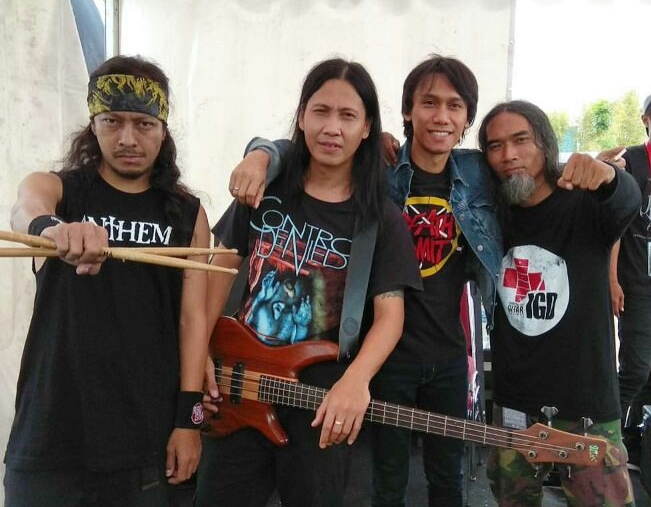 Fenomenal, Eross On 7 main bareng Death Vomit di konser Dream Theater