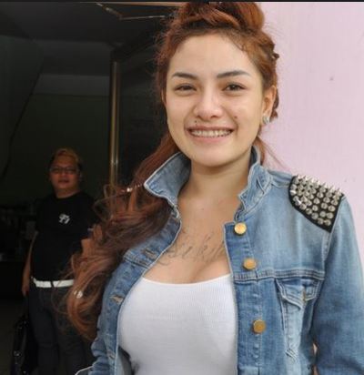 10 Gaya Nikita Mirzani tanpa makeup yang bakal bikin kamu kaget