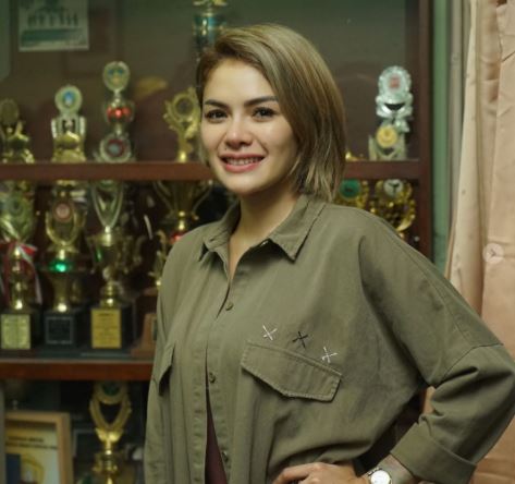 10 Gaya Nikita Mirzani tanpa makeup yang bakal bikin kamu kaget