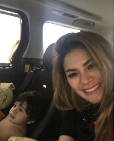 10 Gaya Nikita Mirzani tanpa makeup yang bakal bikin kamu kaget