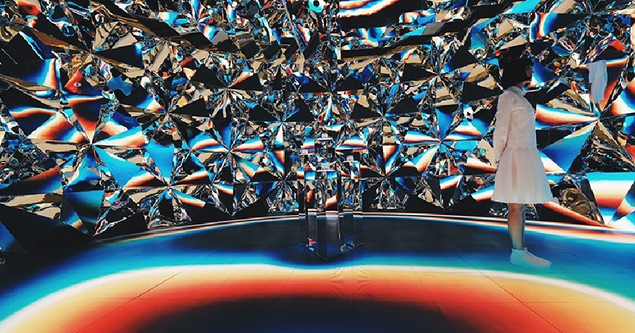 Seni instalasi ini membuatmu tahu rasanya berada di dalam berlian