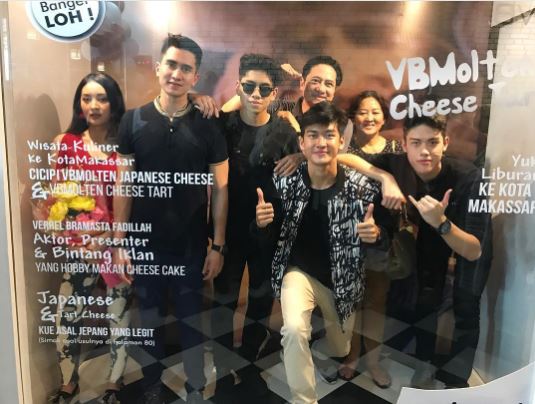 10 Foto kedekatan Verrell Bramasta & para sahabatnya, friendship goal