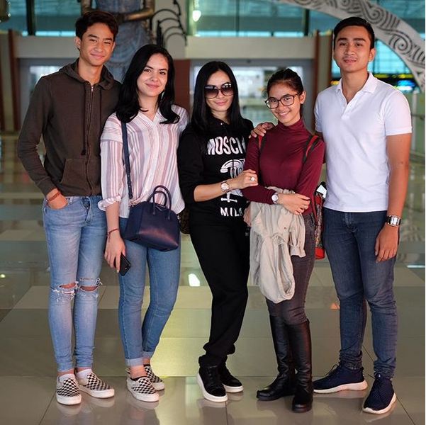 5 Momen Iis Dahlia mengantar anak kuliah ke Inggris, hits dan cetar