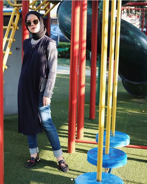 12 Gaya busana Tantri Namirah saat hamil, inspirasi buat hijaber