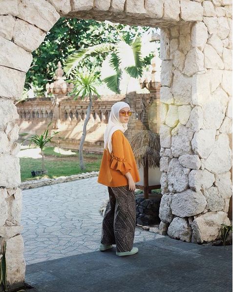 12 Gaya busana Tantri Namirah saat hamil, inspirasi buat hijaber