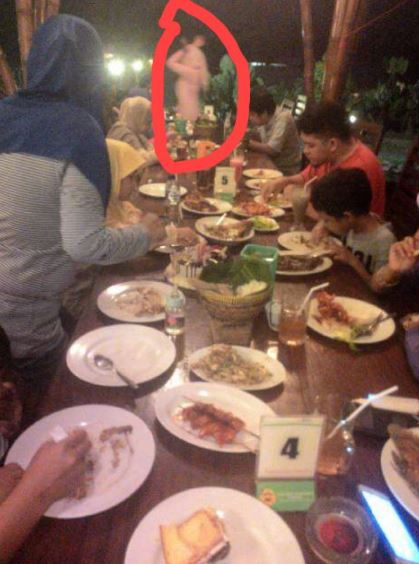 Sosok misterius muncul di 6 foto ini dipercaya hantu, bikin merinding