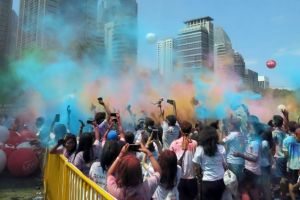 Begini serunya lari marathon sambil bercemong ceria, yang penting fun