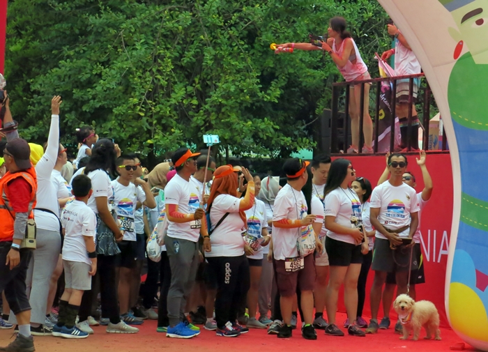 Begini serunya lari marathon sambil bercemong ceria, yang penting fun