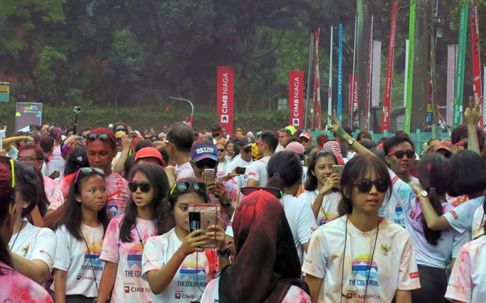 Begini serunya lari marathon sambil bercemong ceria, yang penting fun