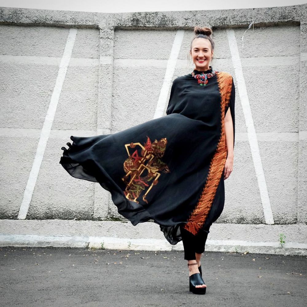 Gaya 10 seleb cantik Tanah Air saat kenakan batik, anggun dan flawless