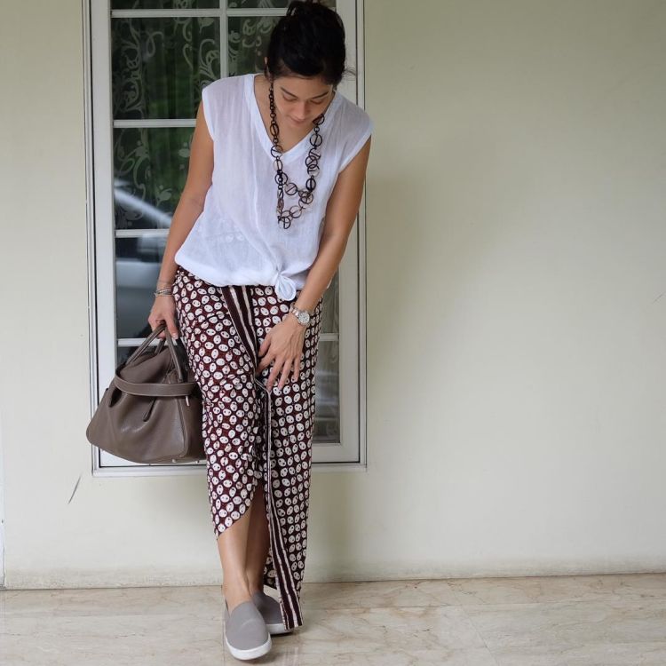 Gaya 10 seleb cantik Tanah Air saat kenakan batik, anggun dan flawless