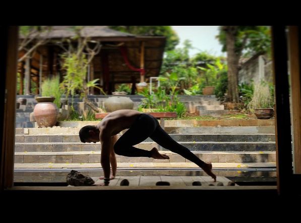 9 Pose yoga Anjasmara ini bukti ia layak disebut master, jago banget