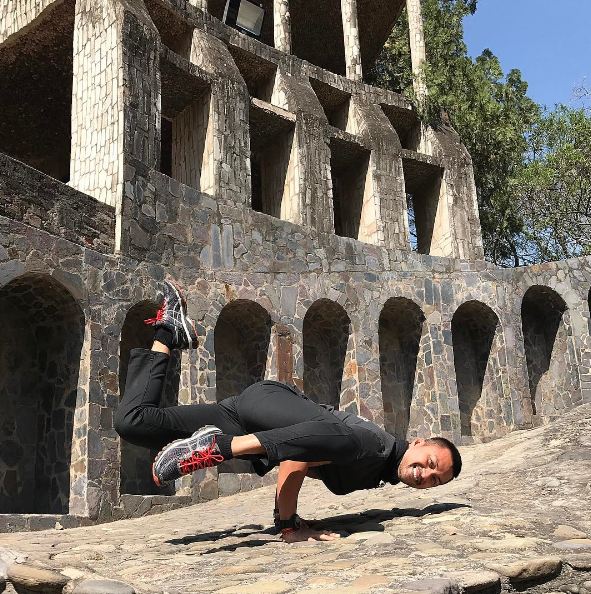 9 Pose yoga Anjasmara ini bukti ia layak disebut master, jago banget