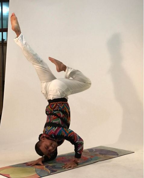 9 Pose yoga Anjasmara ini bukti ia layak disebut master, jago banget