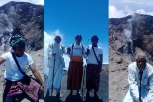 Gunung Agung berstatus awas, 3 orang nekat mendaki puncak & rekam ini