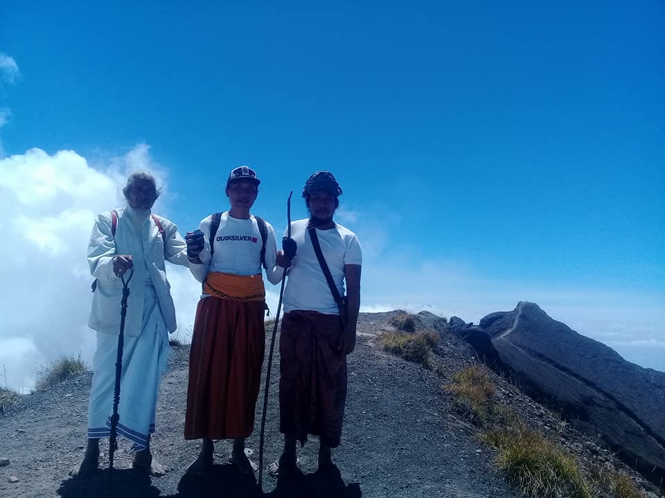 Gunung Agung berstatus awas, 3 orang nekat mendaki puncak & rekam ini