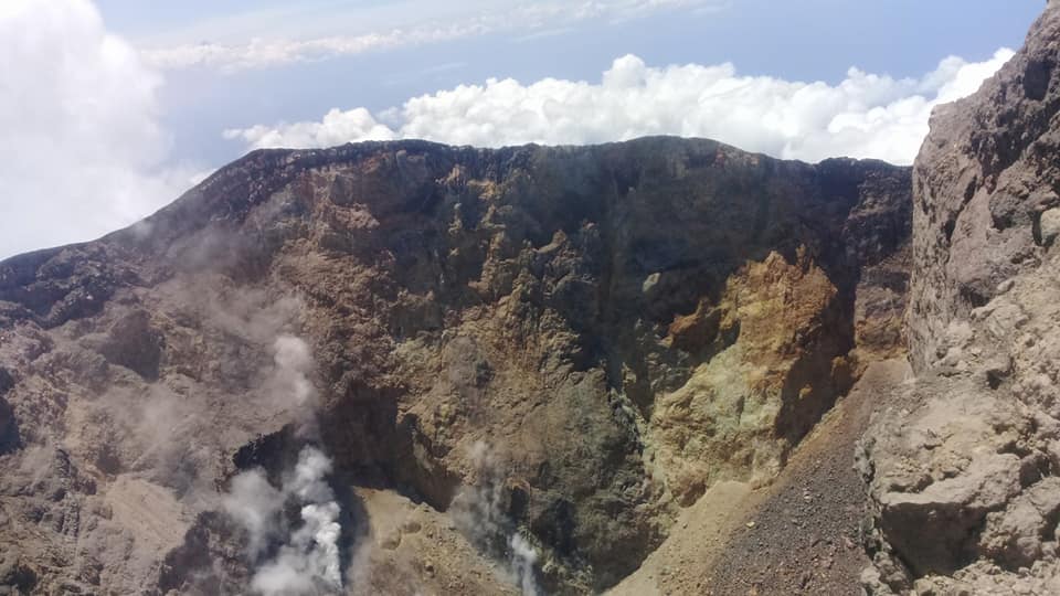 Gunung Agung berstatus awas, 3 orang nekat mendaki puncak & rekam ini