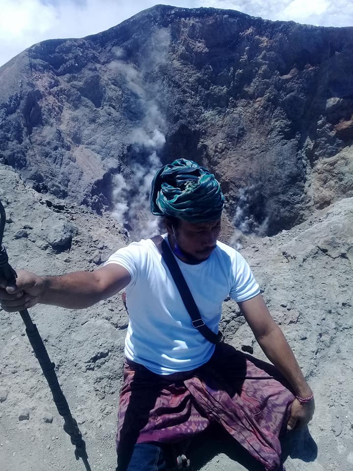 Gunung Agung berstatus awas, 3 orang nekat mendaki puncak & rekam ini