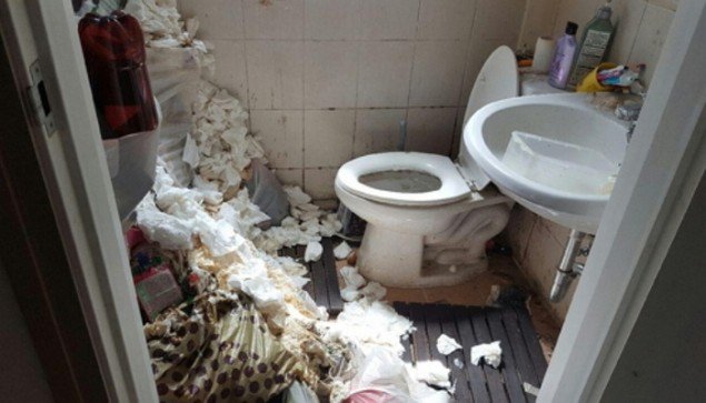 Ditelantarkan ibu, dua anak ini hidup di rumah berisi 5 ton sampah