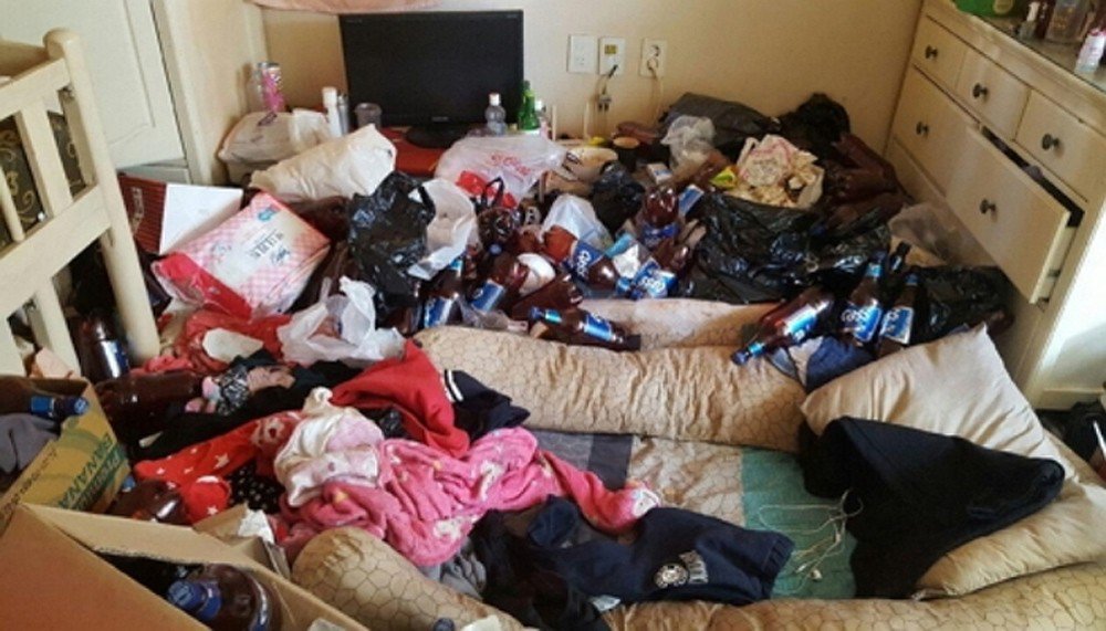 Ditelantarkan ibu, dua anak ini hidup di rumah berisi 5 ton sampah