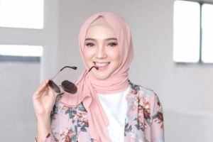Ingin tetap tampil cantik saat mengendarai motor, begini tipsnya