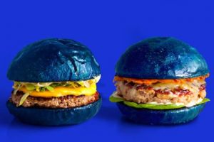 Tak seperti umumnya, tampilan burger lezat ini warnanya biru