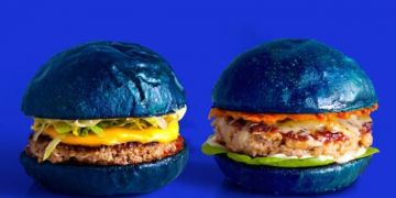 Tak seperti umumnya, tampilan burger lezat ini warnanya biru