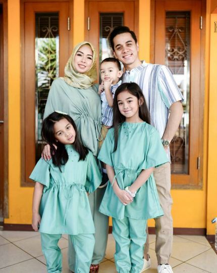 11 Seleb ini nikahi manajernya sendiri, cinta tumbuh karena terbiasa