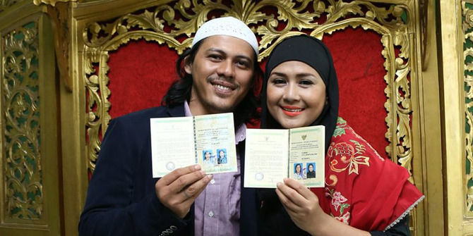 11 Seleb ini nikahi manajernya sendiri, cinta tumbuh karena terbiasa