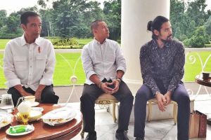 7 Momen selebriti ngopi bareng Jokowi, Julie Estelle anggun banget