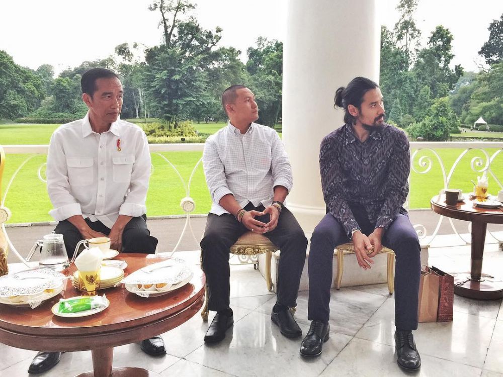7 Momen selebriti ngopi bareng Jokowi, Julie Estelle anggun banget