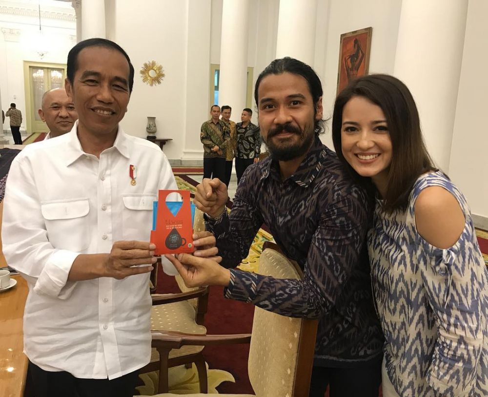 7 Momen selebriti ngopi bareng Jokowi, Julie Estelle anggun banget