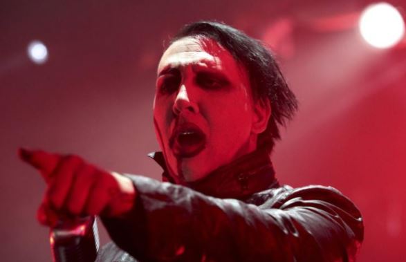 Marilyn Manson tertimpa properti panggung saat konser, apes banget