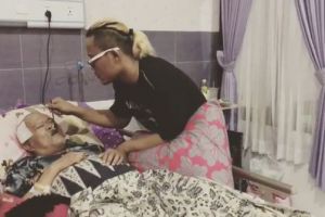 Momen Sule suapi ayahnya yang terbaring sakit ini banjir pujian