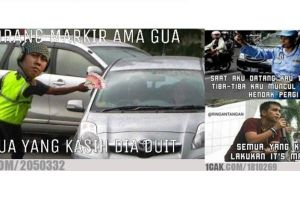 14 Meme tukang parkir yang suka muncul tiba-tiba ini lawak abis