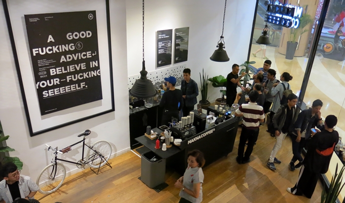 Unik, di kafe kopi ini nggak ada tempat nongkrong tapi kopinya nendang