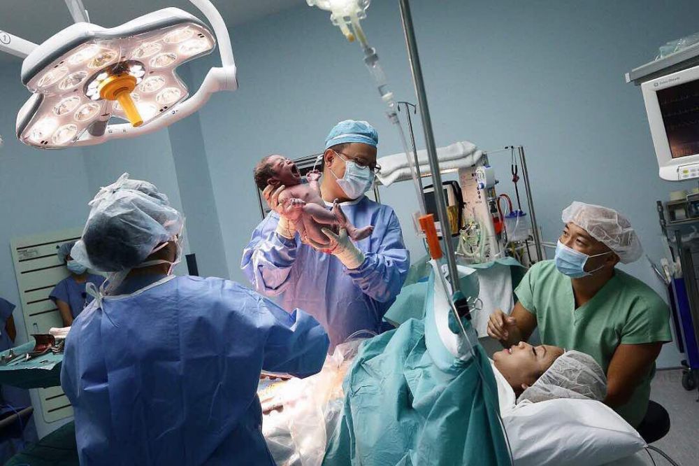 Momen 8 seleb melahirkan ini bukti tangguhnya perjuangan seorang ibu