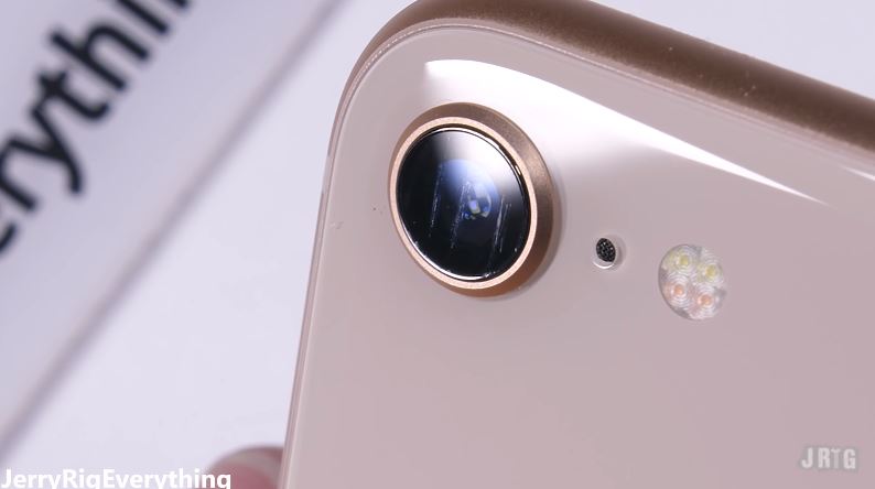 Uji ketahanan Galazy S8 vs iPhone 8, mana yang paling tangguh?