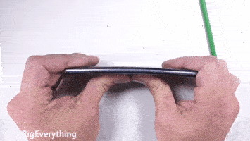 Uji ketahanan Galazy S8 vs iPhone 8, mana yang paling tangguh?