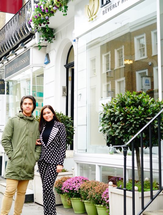 Beda gaya Maia Estianty & Iis Dahlia saat antar anak kuliah ke Inggris