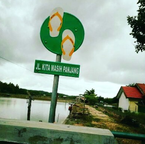 10 Papan nama jalan ini kocaknya bikin senyum-senyum galau