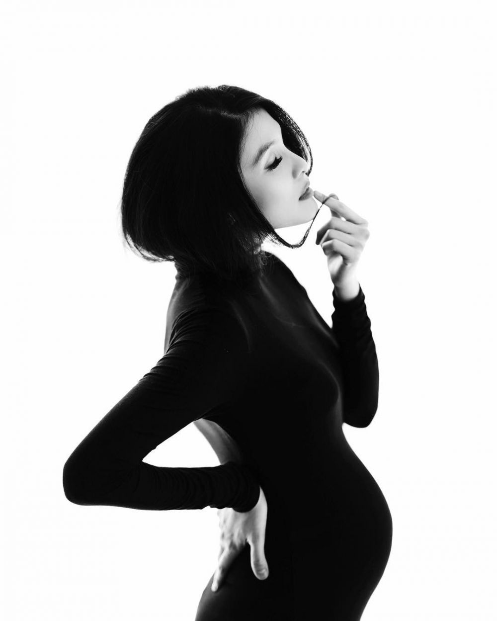 9 Gaya Sandra Dewi saat maternity photo shoot di usia hamil 7 bulan