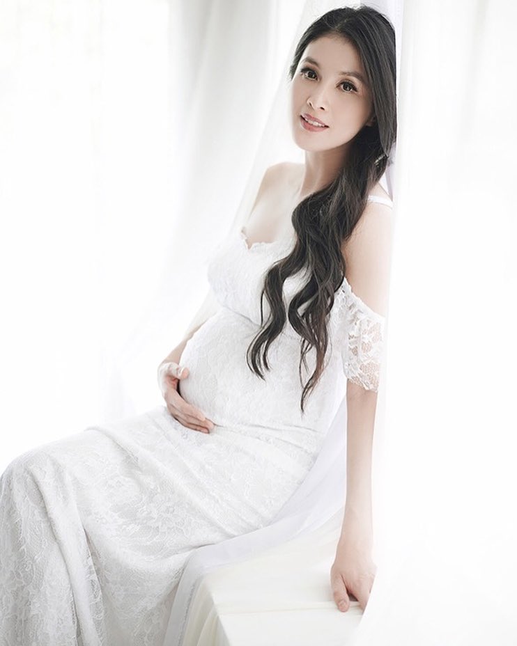 9 Gaya Sandra Dewi saat maternity photo shoot di usia hamil 7 bulan