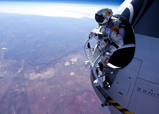 5 Fakta aksi skydiving tertinggi di dunia, kecepatannya 1.110 km/jam