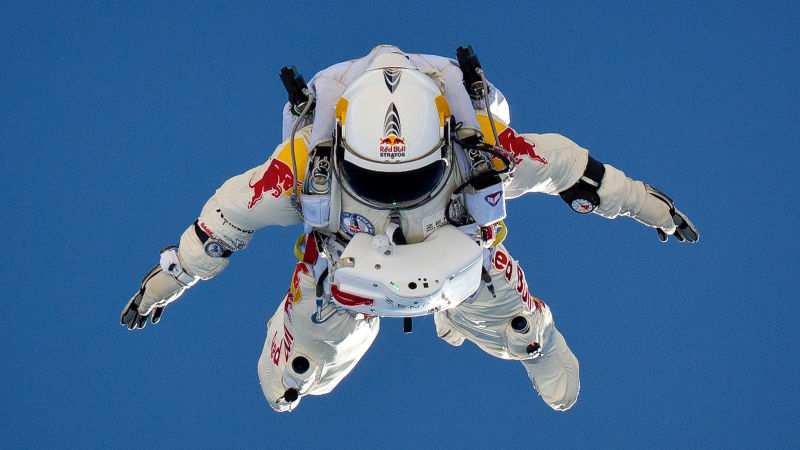 5 Fakta aksi skydiving tertinggi di dunia, kecepatannya 1.110 km/jam