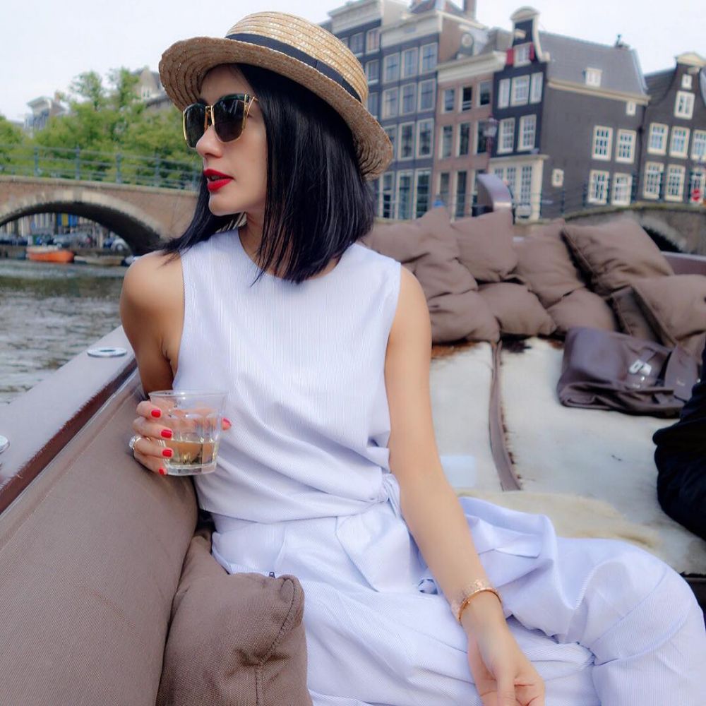 10 Gaya Gaby Bakrie, model era 80-an yang masih awet muda