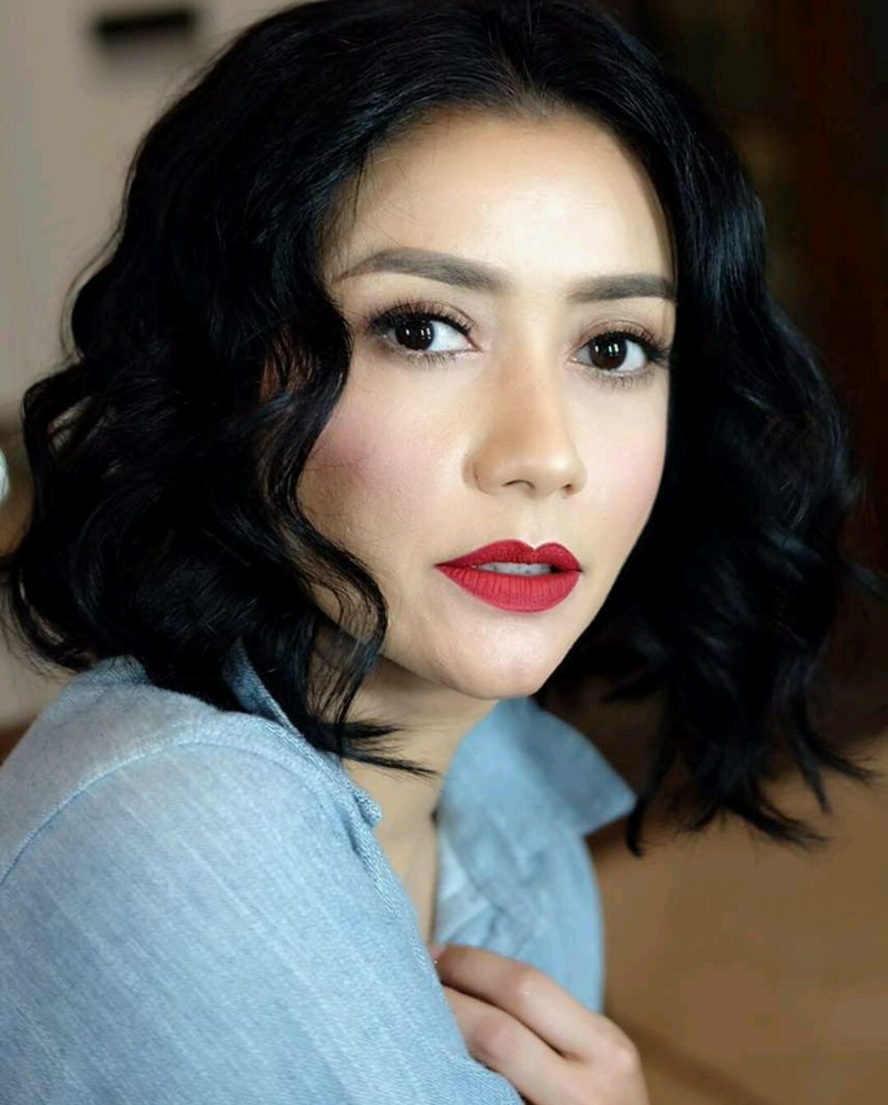 10 Gaya Gaby Bakrie, model era 80-an yang masih awet muda