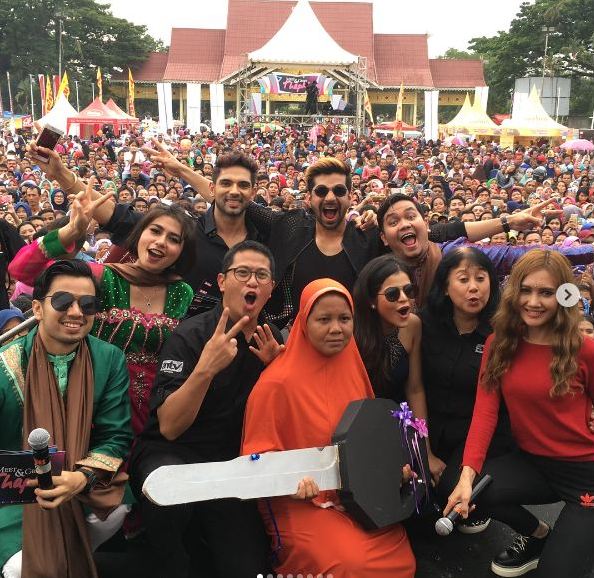 10 Gaya seleb India saat bertemu para fans Indonesia, ramah nggak ya?