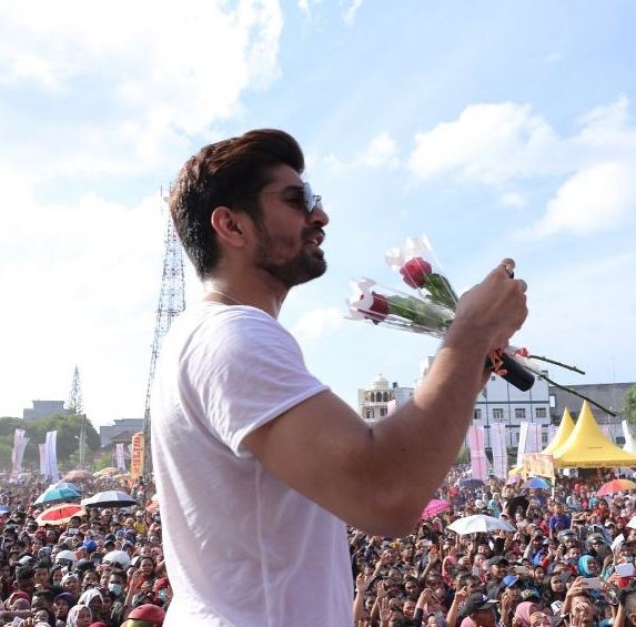 10 Gaya seleb India saat bertemu para fans Indonesia, ramah nggak ya?